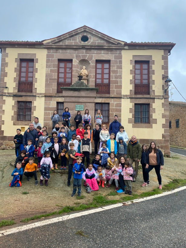 Buenos días familias,  La semana pasada, realizamos una excursión a los valles de Berrueza y Aguilar. Pudimos conocer los pueblos en los cuales viven nuestros/as compañeros/as de clase y aprender detalles muy interesantes sobre ellos.     Queremos agradecer a todos/as las personas que nos ayudaron en la excursión, enseñándonos informaciones y lugares nuevos, como preparándonos unos aperitivos deliciosos. 